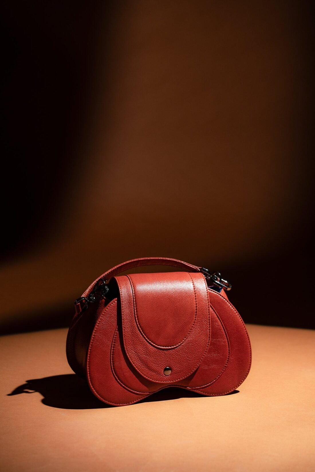 Kalika handcrafted leather bag by Ardori